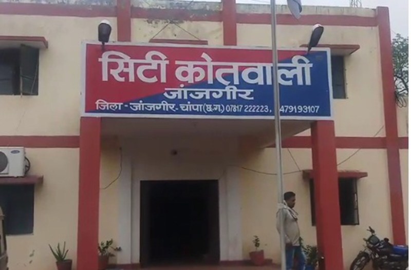 शुक्रवार की रात फिर दुकान से 50 हजार का माल पार