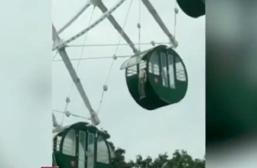 boy hangs by his neck on a ferris wheel in china