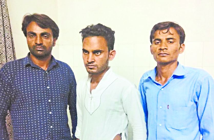 Loot on Fatehpur Mandawa Road SIkar