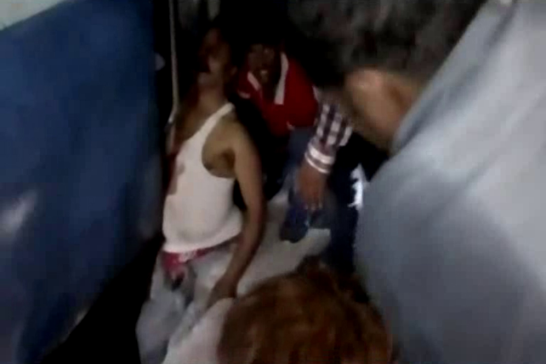 उत्सर्ग एक्सप्रेस के नीचे फंसकर युवक की मौत, प्लेटफॉर्म तोड़कर निकाला गया