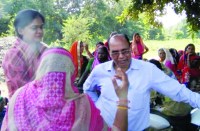 कृषि जमीन को समतल करने व सड़क निर्माण के लिए पेड़ों को काटने पहुंचे थे ये अधिकारी, आक्रोशित किसानों ने खदेड़ा