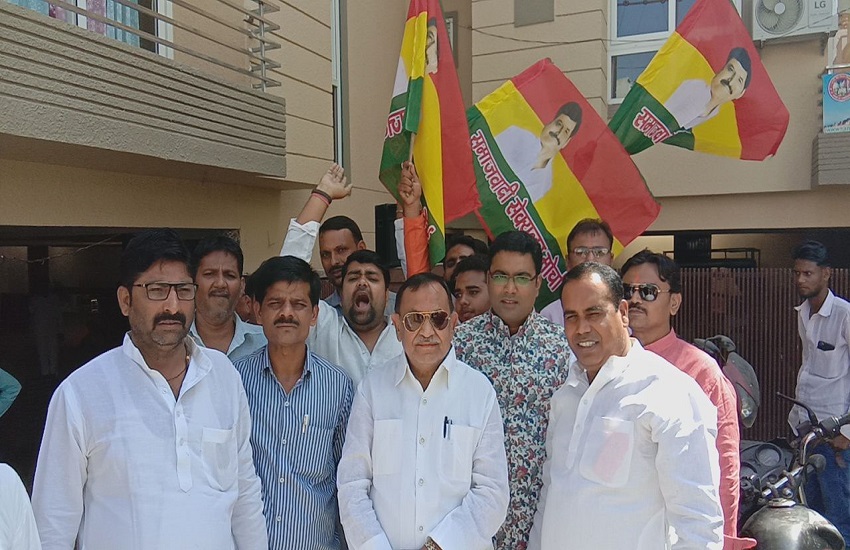 अखिलेश यादव को लगा तगड़ा झटका, सैकड़ों सपा नेताओं ने ज्वाइन की शिवपाल यादव की पार्टी