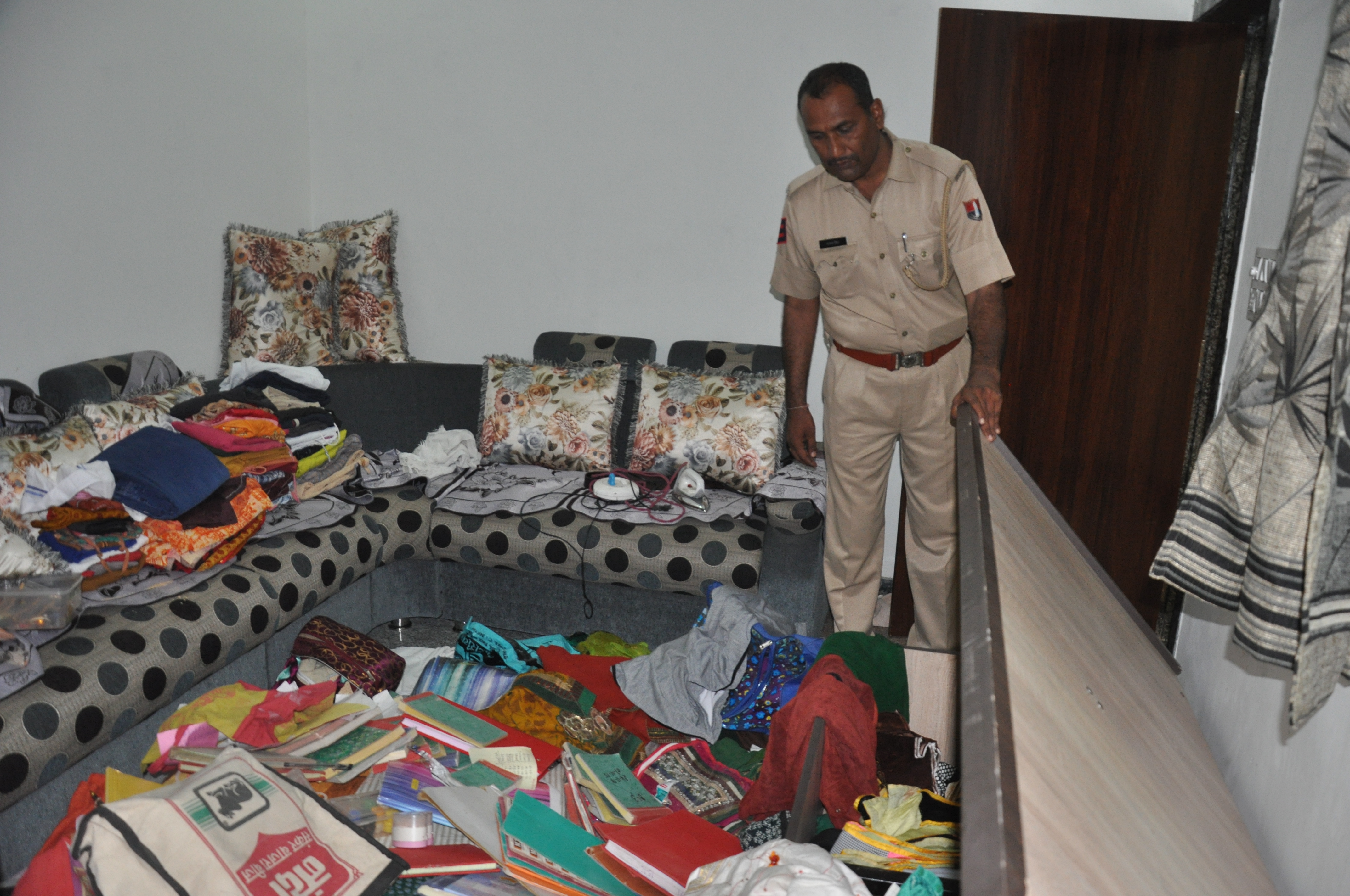 Luggage of millions stolen from two closed houses