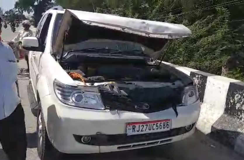 cars of former MP and opposition leader collided during Kisan Rally