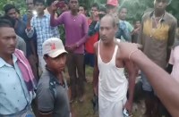 हाथी ने ली एक की जान, मौके पर पहुंची पुलिस पर ग्रामीणों ने बरसाए चप्पल, जान बचाकर भागी टीम