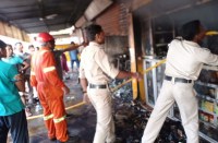 सीसीटीवी में कैद न हो तस्वीर इसलिए पीछे की दीवार पर किया छेद, फिर आगजनी की घटना को दिया अंजाम