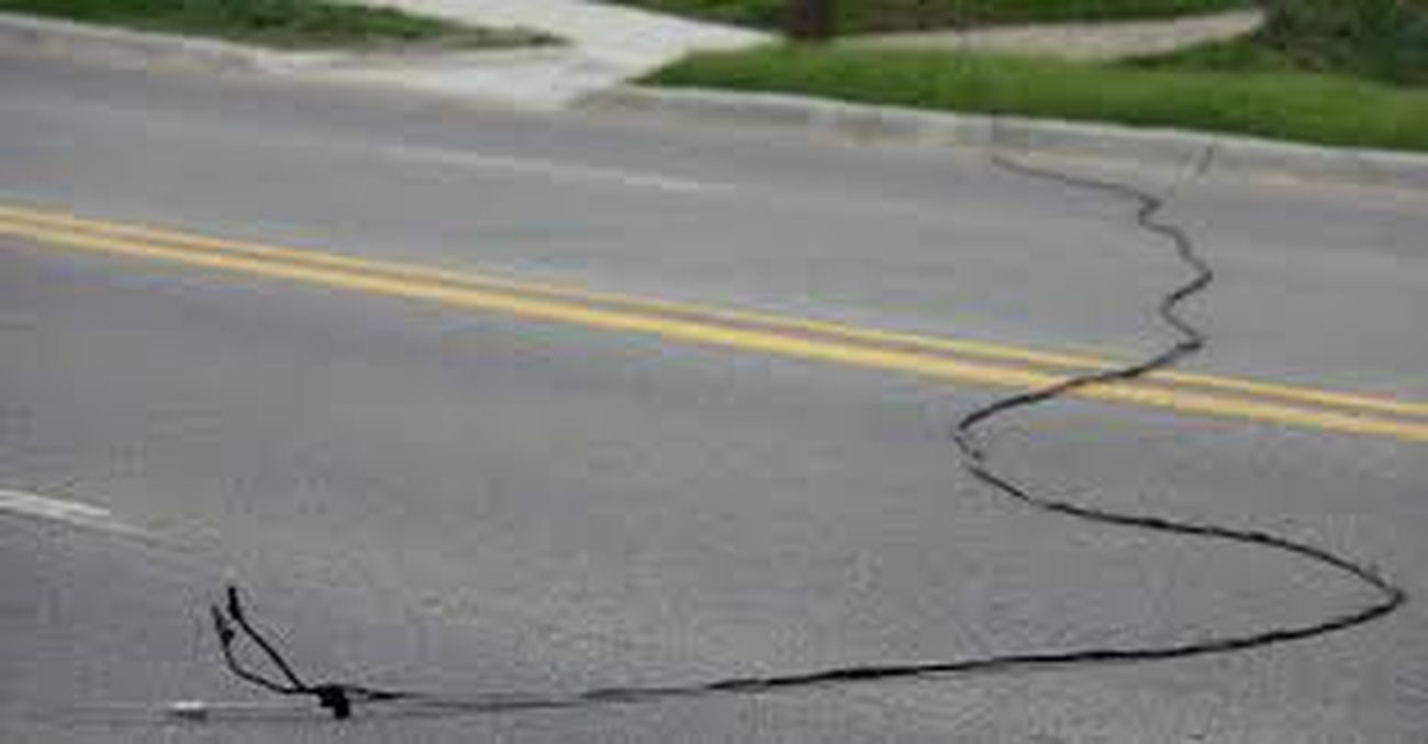 electric-pole-fallen-on-road-caused-havoc