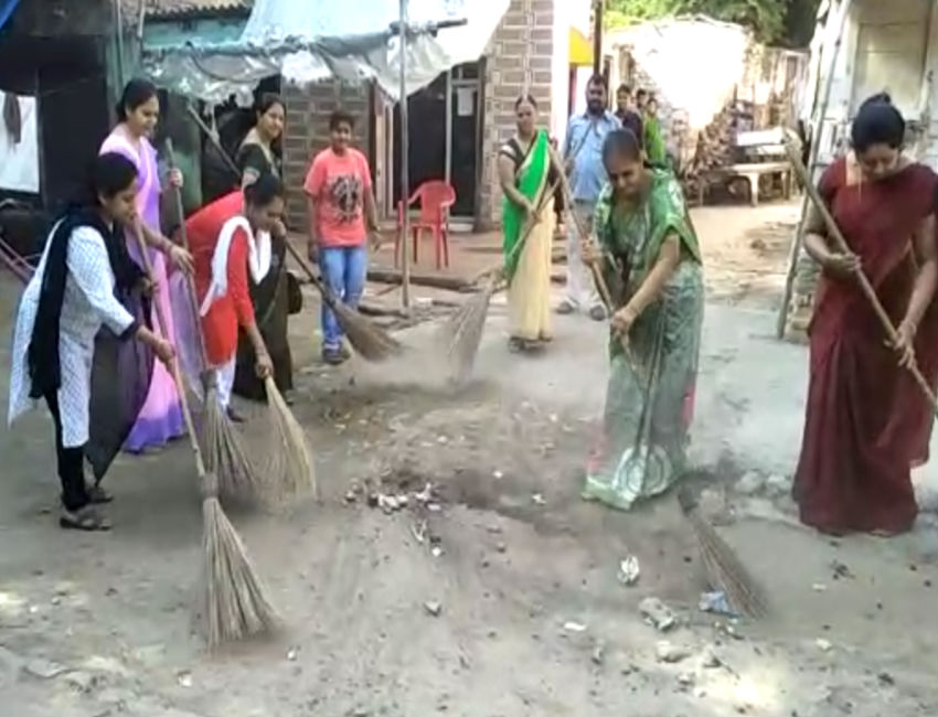 पीएम मोदी का सपना साकार करने में इस तरह जुटी कृष्ण नगरी की महिलायें, देखें वीडियो