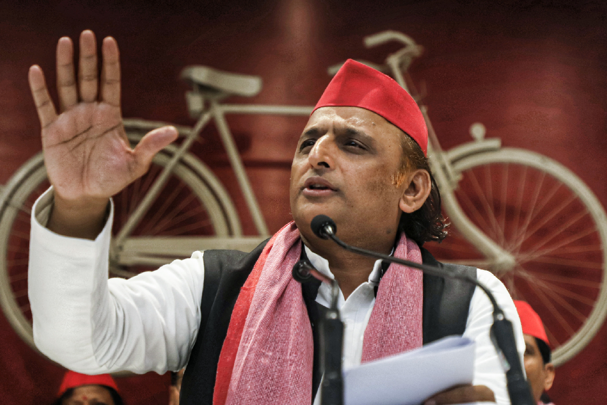 अखिलेश यादव के गृह प्रवेश पर नया बवाल; पूजा कराने वाले पांचों ब्राह्मणों को समाज
से बहिष्कृत करने का एलान