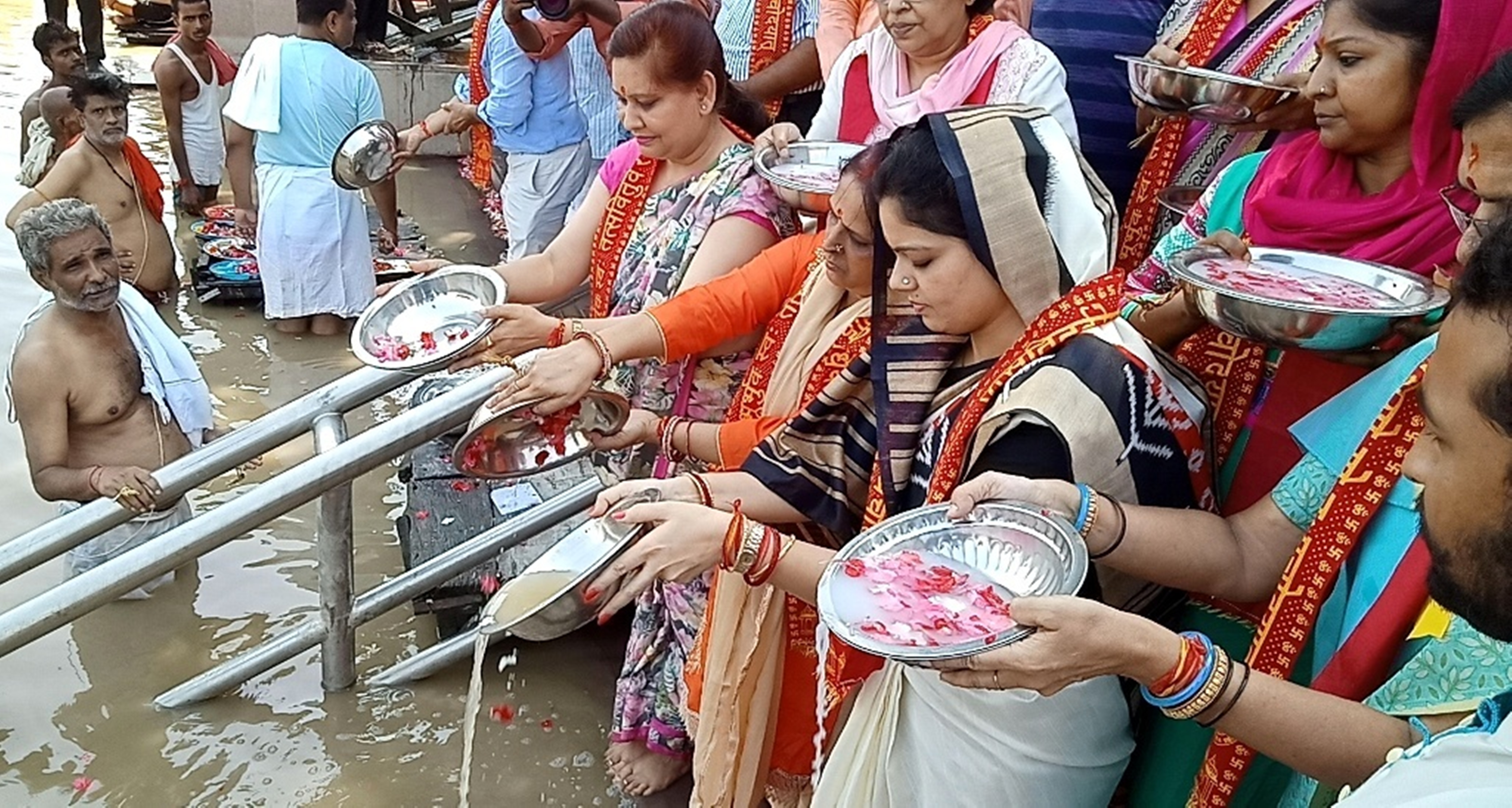नंदनी ने अटल जी का किया तर्पण, जायकारों से सरसैया घाट सरोबार