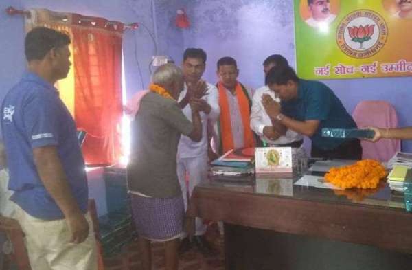 Photo Gallery : वृद्धजन दिवस पर बुजुर्गों का सम्मान कर लिया आशीर्वाद