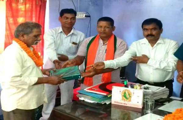 Photo Gallery : वृद्धजन दिवस पर बुजुर्गों का सम्मान कर लिया आशीर्वाद