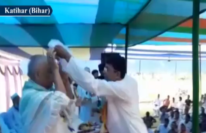 वीडियो: नीतीश कुमार के मंत्री ने अल्पसंख्यकों के कार्यक्रम में नहीं पहनीं धार्मिक टोपी