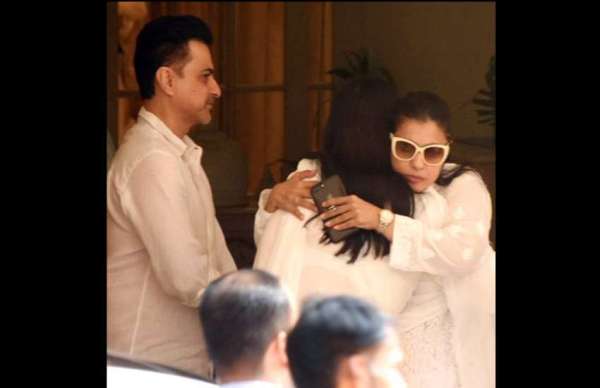 bollywood celebrities reached at krishna raj kapoor house