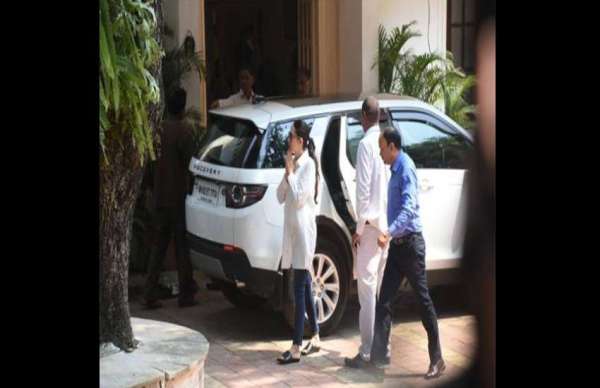bollywood celebrities reached at krishna raj kapoor house