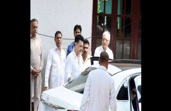 bollywood celebrities reached at krishna raj kapoor house