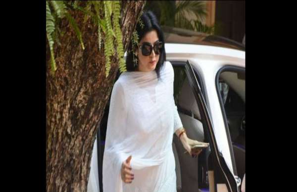 bollywood celebrities reached at krishna raj kapoor house