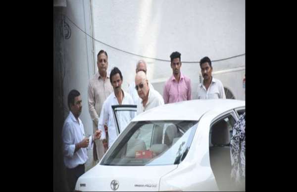 bollywood celebrities reached at krishna raj kapoor house