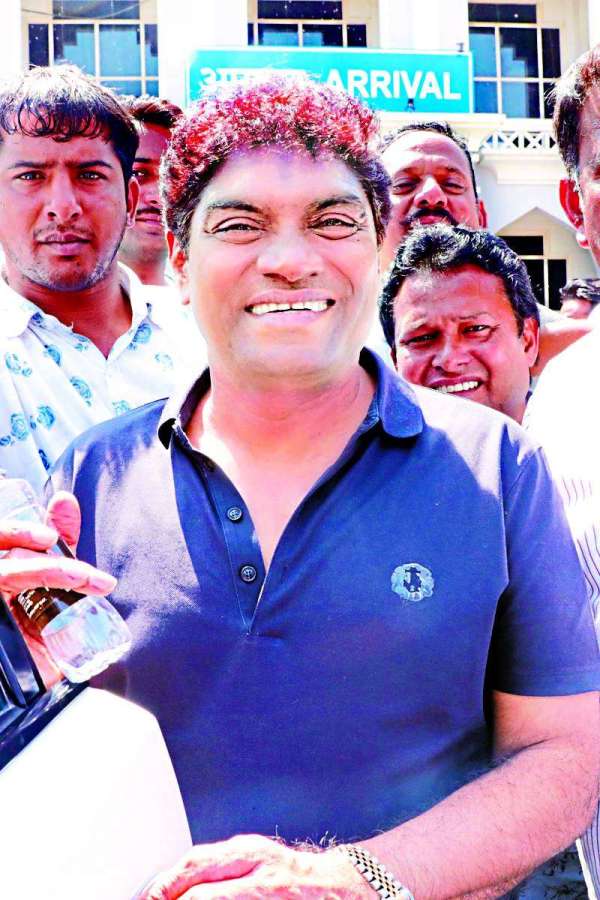 kirti-bobby-johnny-lever-and-ranjit-reached-jodhpur-fans-took-selfi