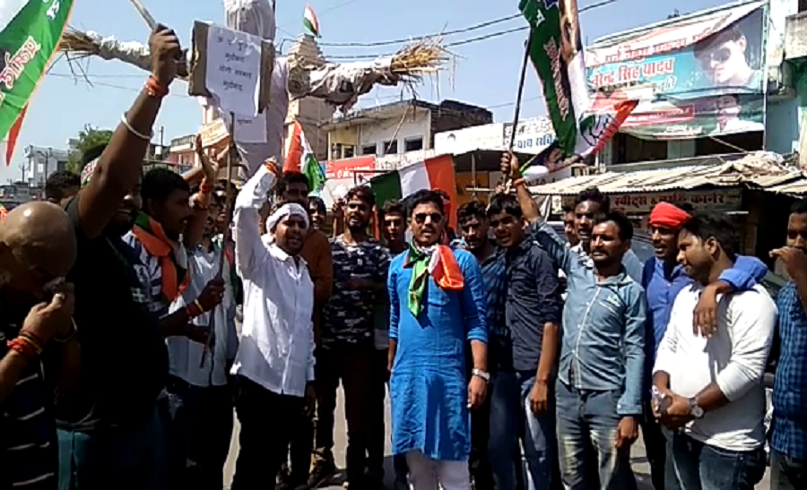 नहीं थम रहा एप्पल कंपनी के मैनेजर विवेक तिवारी हत्या कांड का विरोध, सरकार के खिलाफ सड़क पर उतरे लोग