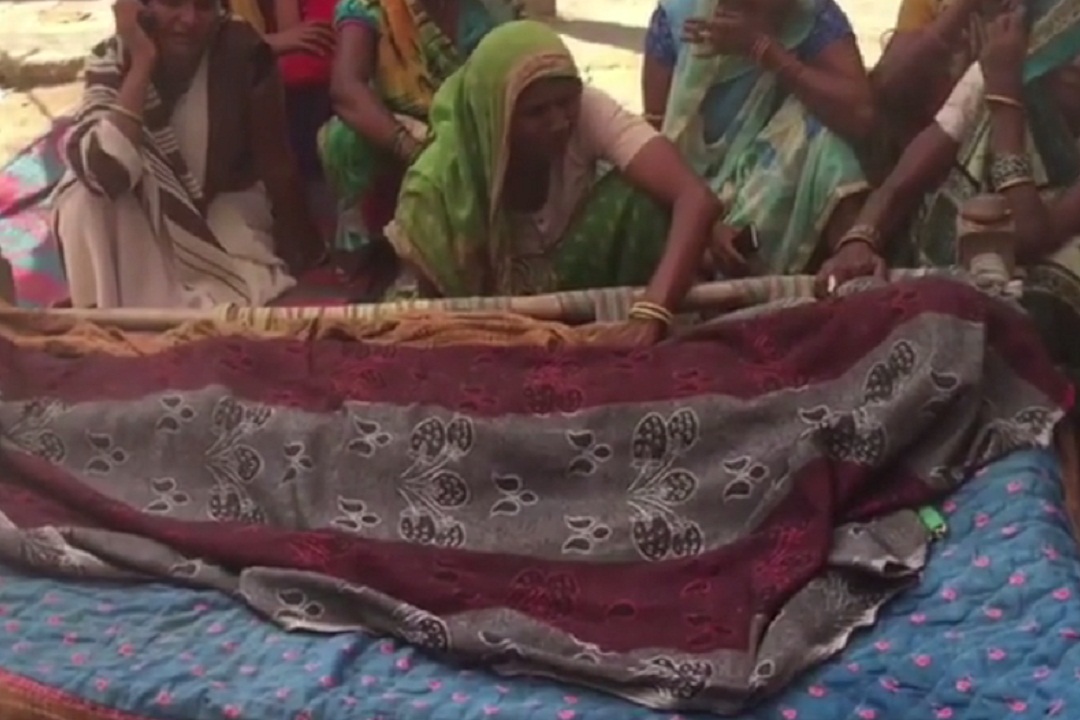 घर से स्कूल के लिए निकली छात्रा सड़क के किनारे मिला शव, परिजनों ने जताई हत्या की आशंका