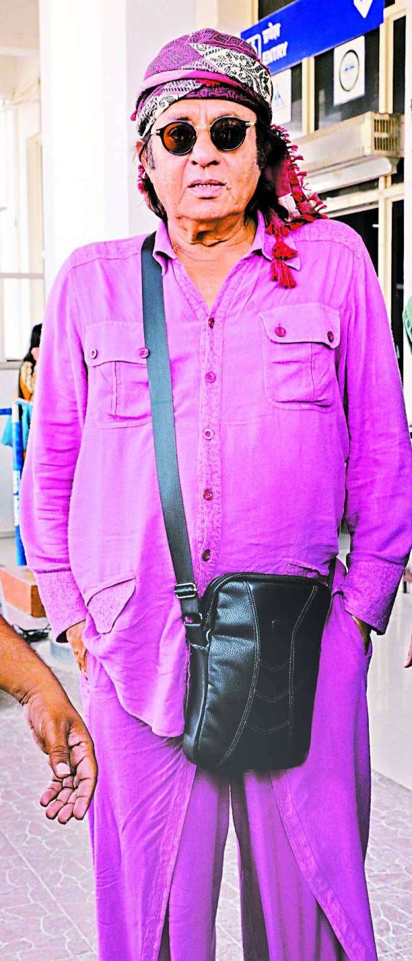 kirti-bobby-johnny-lever-and-ranjit-reached-jodhpur-fans-took-selfi