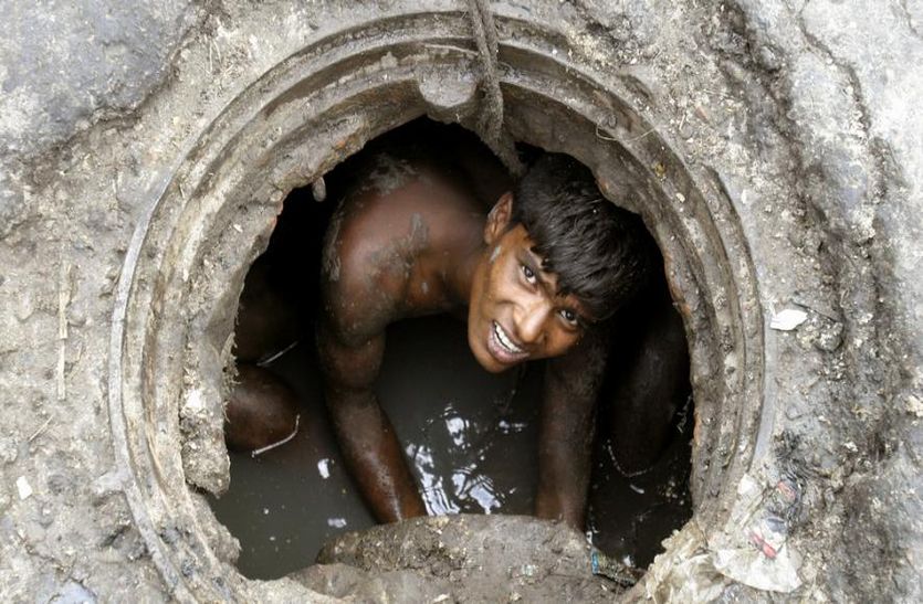 Alwar Cleaning Staff Cleaning Sewers Barefooted