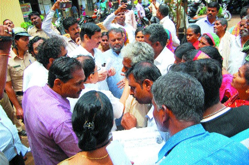 समस्या समाधान की मांग को लेकर प्रदर्शन