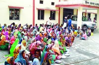 जनपद सीईओ ने जांच के नाम पर की खानापूर्ति, आक्रोशित ग्रामीण चूल्हा व राशन सामान लेकर पहुंचे जिला पंचायत, फिर ये किया