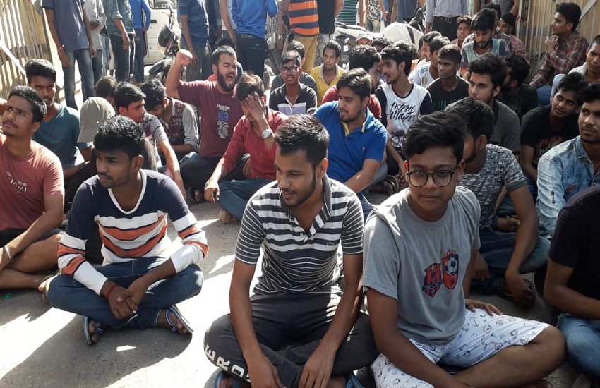 बीएचयू सिंह द्वार पर छात्र बैठे धरने पर