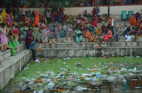 ईश्वरगंगी पोखरे में फैली गंदगी