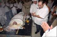 krishna raj kapoor funeral stars arrive at kapoor residence in chembur