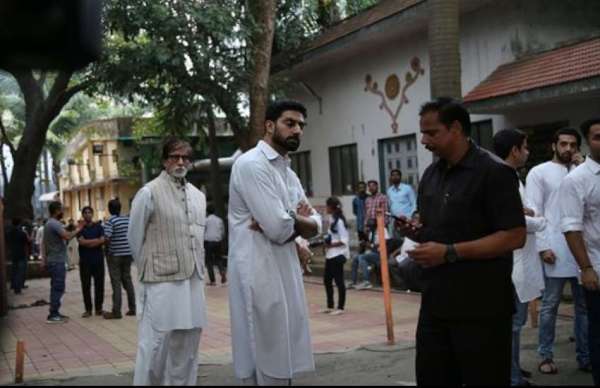 krishna raj kapoor funeral stars arrive at kapoor residence in chembur