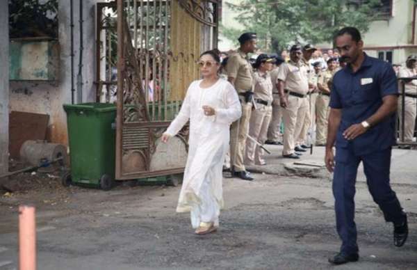 krishna raj kapoor funeral stars arrive at kapoor residence in chembur