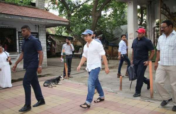 krishna raj kapoor funeral stars arrive at kapoor residence in chembur