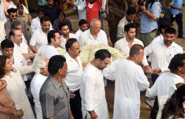 krishna raj kapoor funeral stars arrive at kapoor residence in chembur