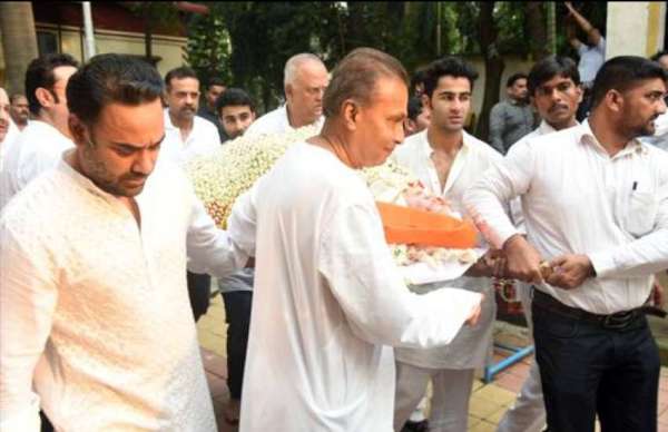 krishna raj kapoor funeral stars arrive at kapoor residence in chembur