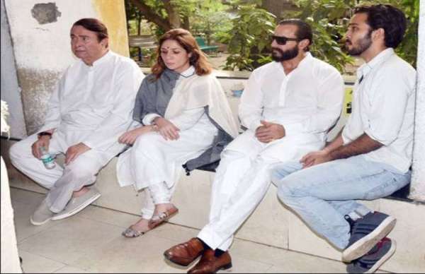 krishna raj kapoor funeral stars arrive at kapoor residence in chembur