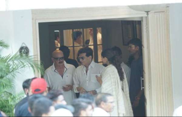 krishna raj kapoor funeral stars arrive at kapoor residence in chembur