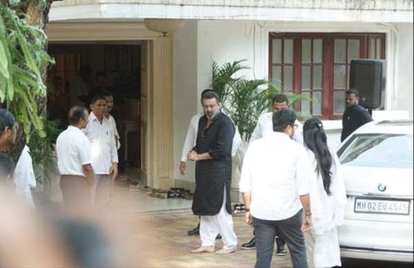 krishna raj kapoor funeral stars arrive at kapoor residence in chembur