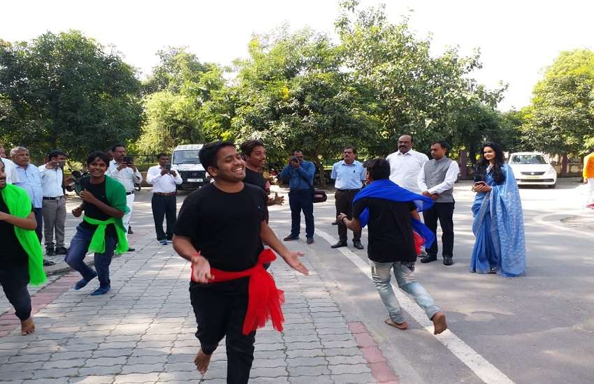 नुक्कड़ नाटक से जीवंत हुआ गांधी और शास्त्री का जीवन दर्शन