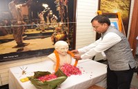 जयंती पर पुष्पांजलि अर्पित करते कमिश्नर दीपक अग्रवाल