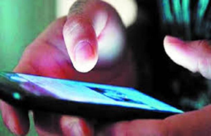 प्रेमी को छोड़ उसके दोस्त से लड़की करने लगी प्यार, लड़के ने सोशल मीडिया पर डाल दी अश्लील वीडियो