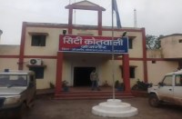 दीपावली के आते ही पटाखा व्यवसायी हुए सक्रिय, बीच शहर डंप किया जा रहा बारुद का ढेर