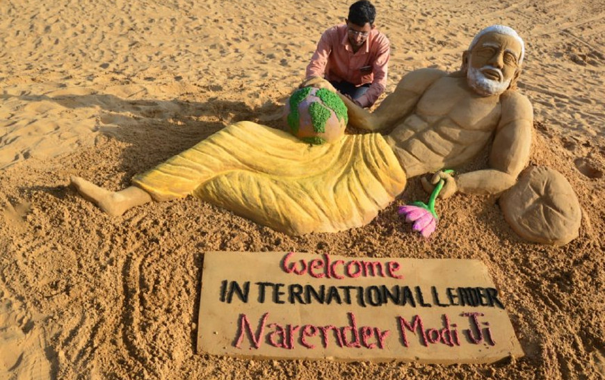 सैंड आर्टिस्ट ने मिट्टी में उकेरी पीएम मोदी की तस्वीर , स्वागत में पलक पावड़े बिछाए यूं हो रहा उनका इंतजार