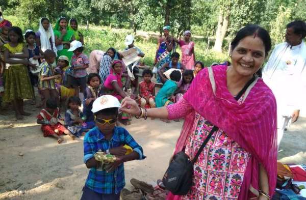  पतंजलि योग समिति और सहयोगी संगठनों की ओर से समय-समय पर विभिन्न प्रकार के सामाजिक कार्यक्रम किए जाते हैं। जरूरतमंदों को कपड़े व अन्य सामग्री प्रदान कर उनकी मदद की जाती है।