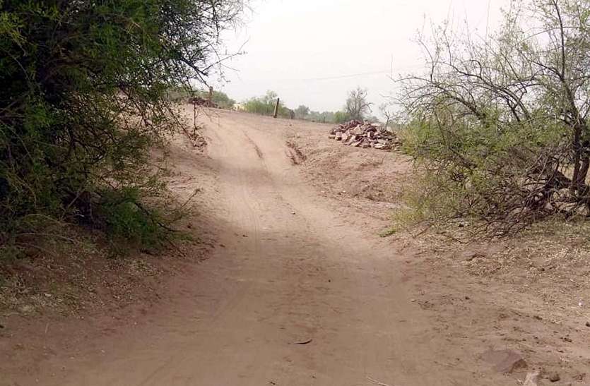 Damage roads in villages
