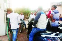 इस पेट्रोल पंप में पेट्रोल की जगह भरी जा रही थी हवा, भड़के ग्राहक तो संचालक की पत्नी ने ये कहा ...