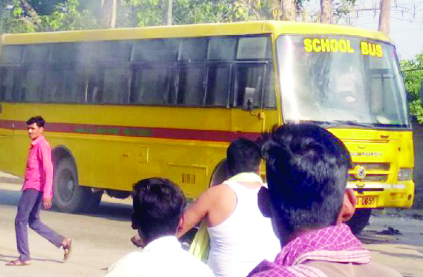 50 बच्चों से भरी स्कूल बस में शार्ट-सर्किट, भरा धुंआ, मची अफरातफरी, फिर ये हुआ...