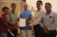 चित्र में बाएं से दाएं: आकाशवाणी  के राजेश राजपुरोहित, इंडियाप्रेस व मुंबादेवी कन्जुमर वेलफेयर एसोसिएशन के जगदीश पुरोहित, सी.आर.चौधरी, पुखराज दूदू और श्रवण चौधरी, प्रतिनिधि मंडल सदस्य